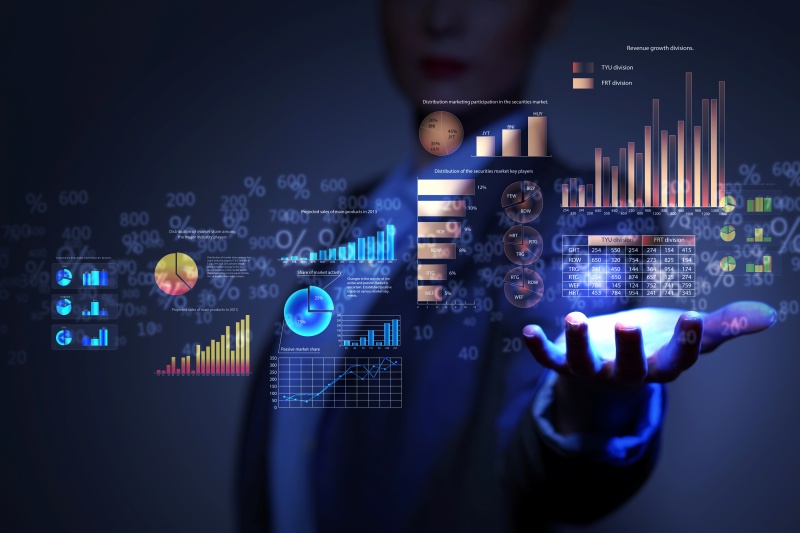 手里拿着金融符号的女商人图片下载