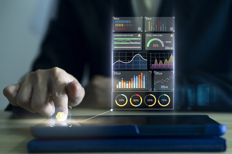 项目经理使用甘特图计划进度，跟踪里程碑和更新任务进度图片下载