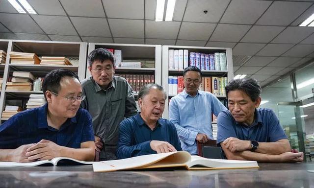 杨宝忠与研究团队的中青年教师交流。前排右一为河北大学文学院院长陈双新，后排右一为河北大学文学院教授梁春胜。苏凯洋 摄