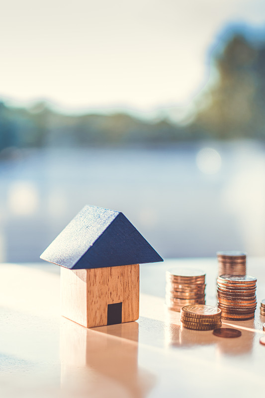 家的概念，家的储蓄，卖房子，钱和房子图片下载