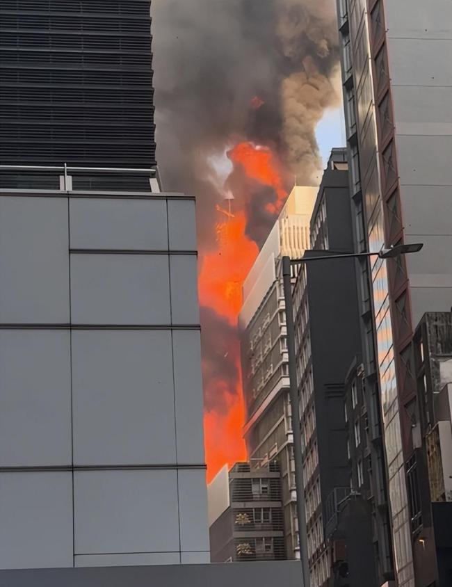 香港中环突发大火 一大楼陷入火海 火势猛烈浓烟冲天