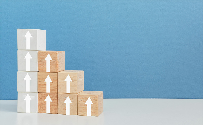 木块与箭头业务概念静物，白色箭头向上移动木块，成就，概念，评级，满意的概念图片下载