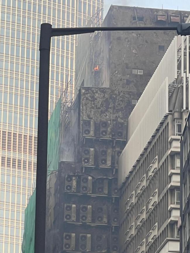 香港中环突发大火 一大楼陷入火海 火势猛烈浓烟冲天