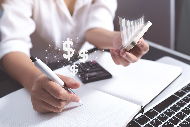 在互联网上赚钱。用笔记本电脑工作的女人图片下载