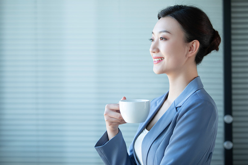 亚洲女子,白领,喝咖啡,从容态度图片下载