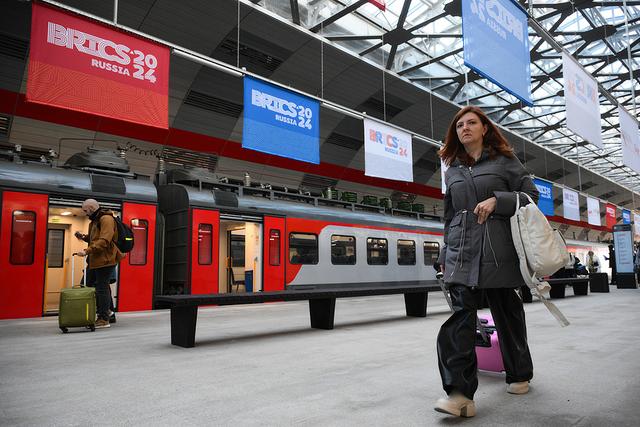 当地时间2024年10月20日，俄罗斯喀山，金砖国家领导人第十六次会晤筹备工作有序进行，机场站外的峰会横幅。视觉中国 图