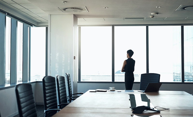 公司，窗口，和女人的成功，思考和想法的计划，机会和决定。董事会中的女性领导、经理和高管，与顾问或员工的想法或愿景图片下载