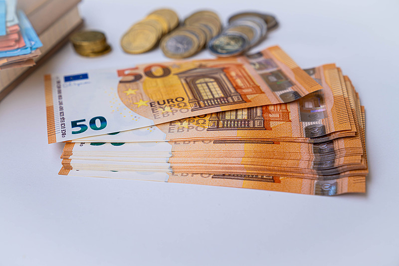 欧元纸币和硬币。图片下载