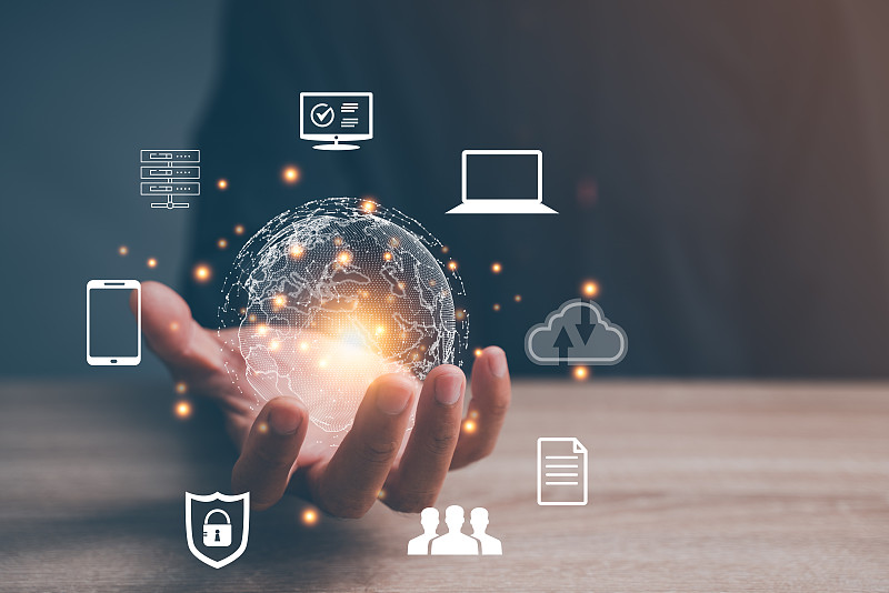 手持虚拟全球互联网连接元宇宙。商业全球互联网连接应用技术与数字营销、金融与银行、数字链接技术、大数据。图片下载