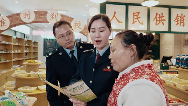 重庆市沙坪坝区税务局”谢璐工作室“税务青年走进磁器口街道商铺，宣传税费优惠政策，问需解困。市税务局供图