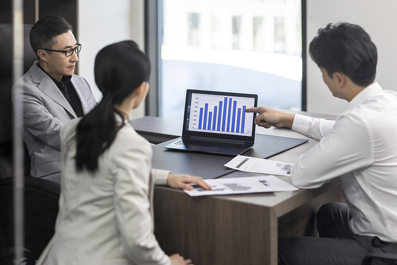 Confident business people having a meeting图片下载