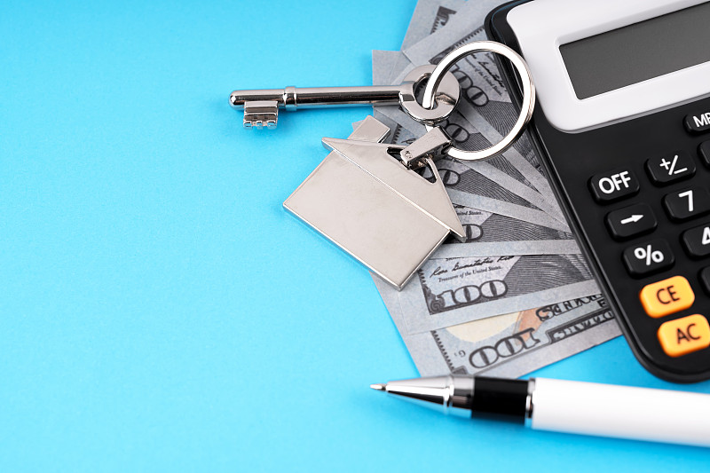 纸币,房子钥匙和计算器图片下载