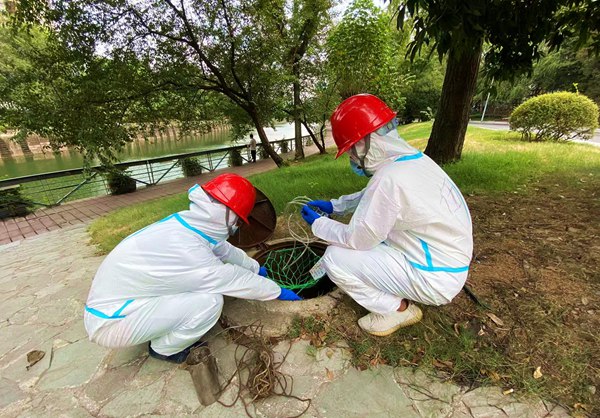 渝西水务碧清公司工作人员正在璧南河边检查排水管网运行及水质情况。重庆水务集团供图