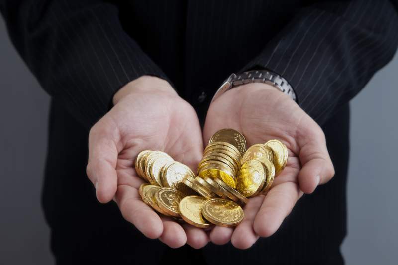 商人手里拿着硬币，特写镜头图片下载