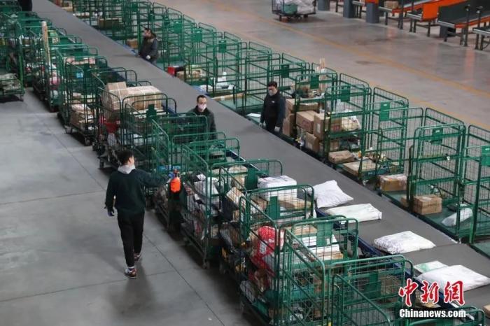 资料图:2月20日,宁夏银川邮政分拣中心的员工在对邮件进行消毒。宁夏多家快递公司已陆续恢复到正常运营模式。/p中新社记者 于晶 摄