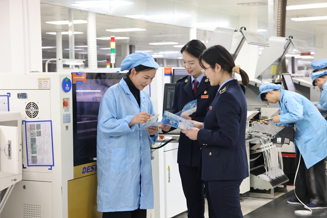 税务人员为企业讲解税费政策要点。徐州税务供图