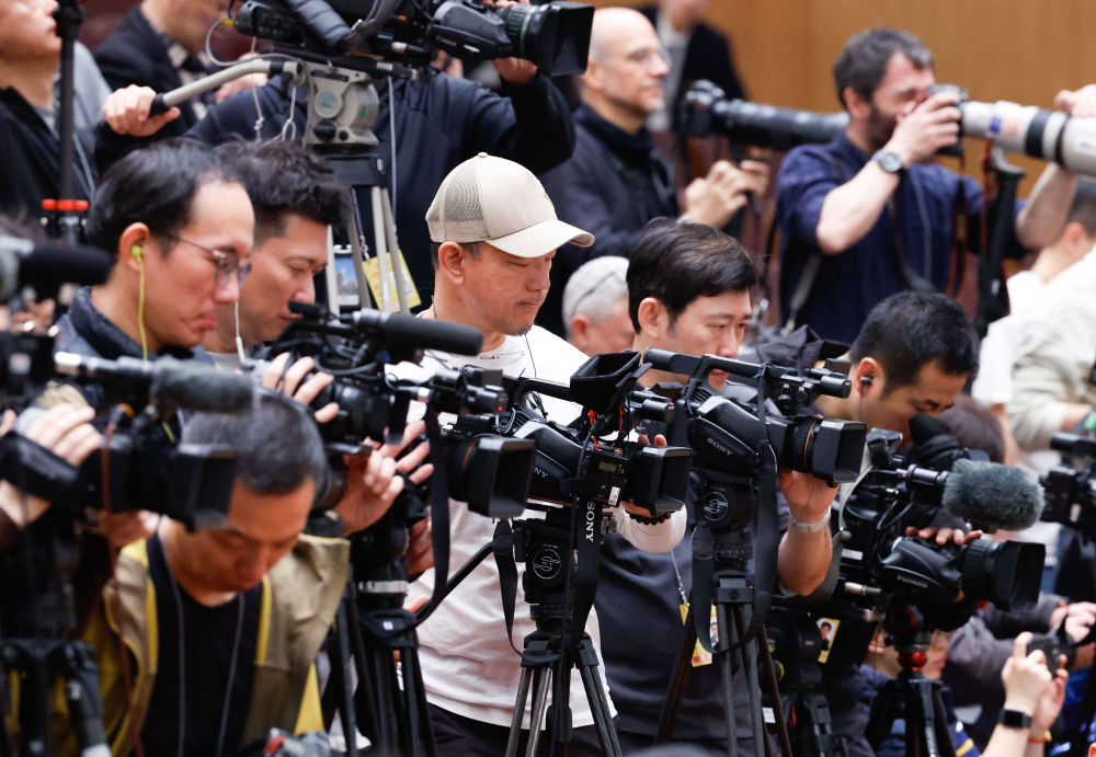 2025年3月10日，全国政协十四届三次会议在北京人民大会堂举行闭幕会。这是记者在会场采访。新华社记者 张玉薇 摄
