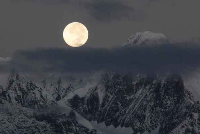 今年个头最大“超级月亮”即将上线