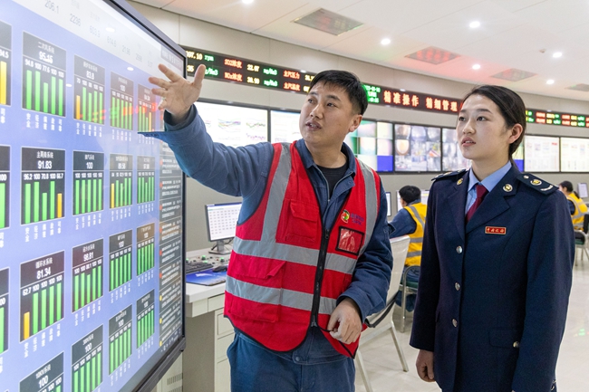 税务人员与企业开展“税企面对面”交流。盐城滨海税务供图