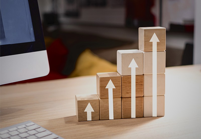 白色箭头向上移动木块，成就，概念，评级，满意度概念图片下载