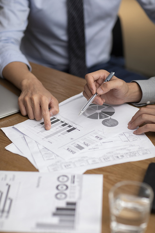 成功商务男士在办公室分析报告图片下载