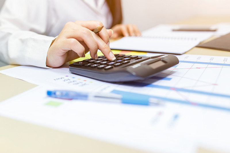 用计算器拉近右手女图片下载